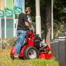 RASAERBA FERRIS STAND-ON 19 HP con guida a leve